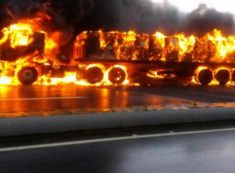 Gandola incendiada colapsa el tráfico en la autopista Caracas – La Guaira (Fotos)