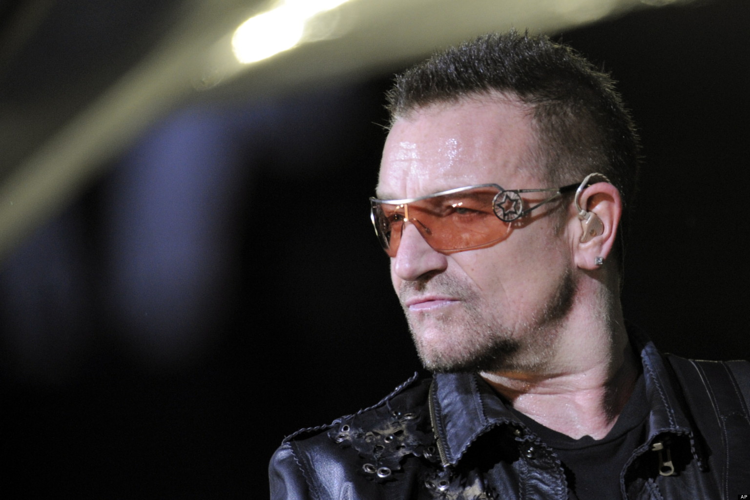 El cantante Bono teme que no pueda volver a tocar la guitarra