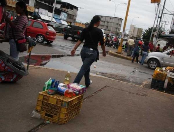 Buhoneros hacen de las suyas ante la escasez