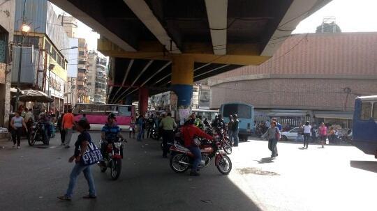Transportistas cierran el paso en Petare por muerte de compañeros  (Fotos)
