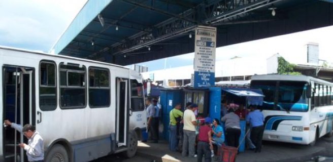 Escasez de 90% de cauchos para autobuses en Aragua