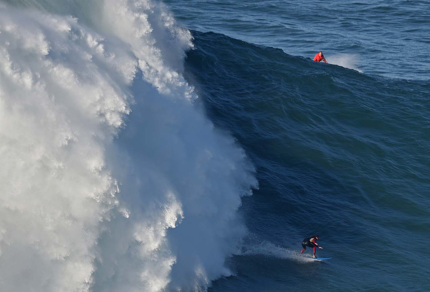 Surfistas cabalgan monstruosas olas en Nazaré (Fotos)