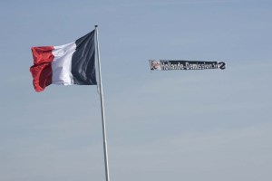 Avioneta sobrevuela memorial de la Primera Guerra Mundial con mensaje “Hollande dimisión”