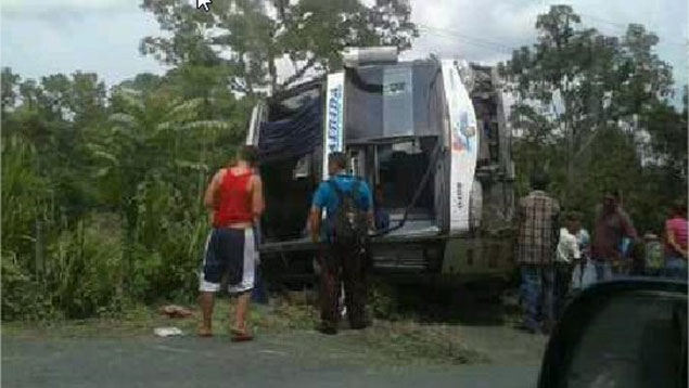 Un fallecido y 20 heridos deja volcamiento de autobús vía Mérida