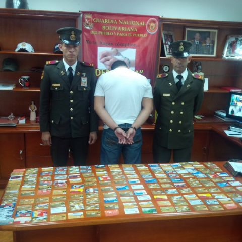 Detenido hombre en Maiquetía con 165 tarjetas de crédito (Foto)