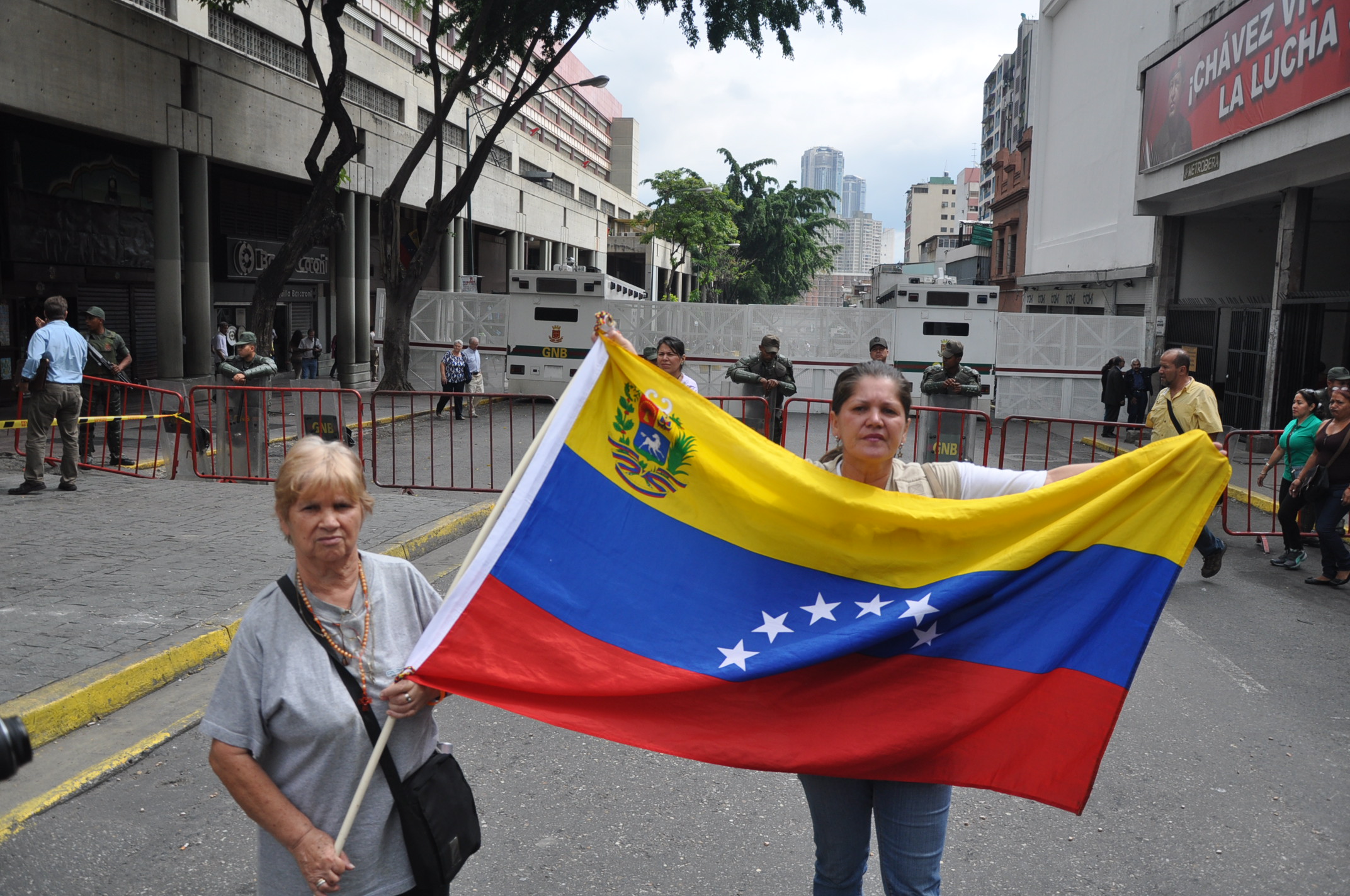 Ondean banderas tricolor frente al Palacio de Justicia exigiendo liberación de Leopoldo López (Fotos)