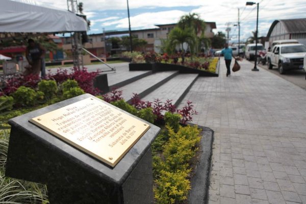 La Plaza Hugo Chávez al pie de Torre Este de Parque Central