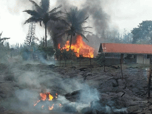 Lava del volcán en Hawaii alcanza y destruye la primera casa (Fotos)