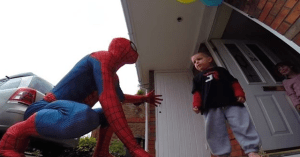 Niño con cáncer recibe un gran regalo de ¡Spiderman! (padre del año)