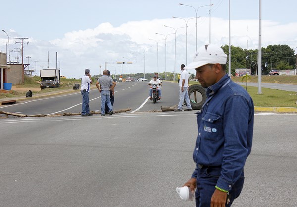 Persisten las protestas de trabajadores de Hidrobolívar