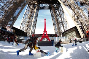 Abrieron la pista de hielo en la Torre Eiffel (Fotos)