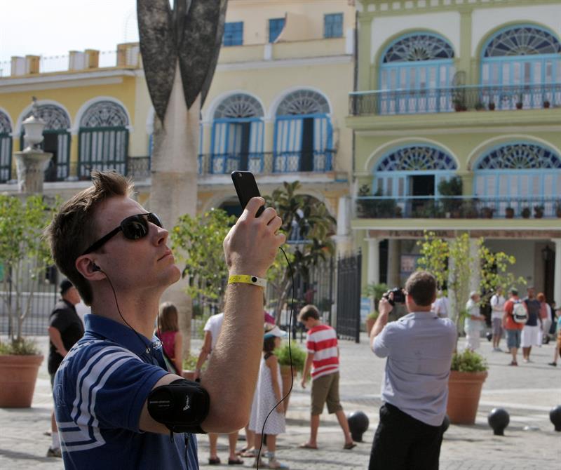 Ampliarán salas de internet y proyectan áreas de wi-fi en Cuba