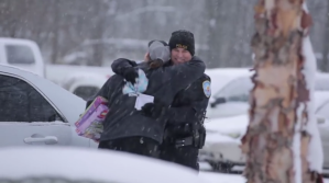 Policía detiene a conductores para ¡darles regalos de Navidad! (Video)