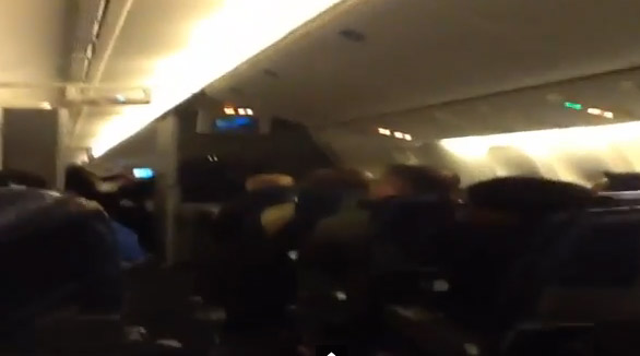 Doce heridos al aterrizar de emergencia un avión en Tokio (Video)