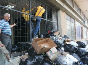 Trabajadores del Instituto Municipal de Aseo Urbano de Maracaibo “cerraron” con basura (Fotos)