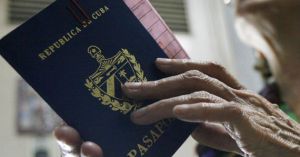 Arrestan en Guatemala a dos cubanos con pasaportes falsos