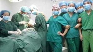 Indignación en China: En pleno quirófano, personal médico se toma unas selfies (Fotos)