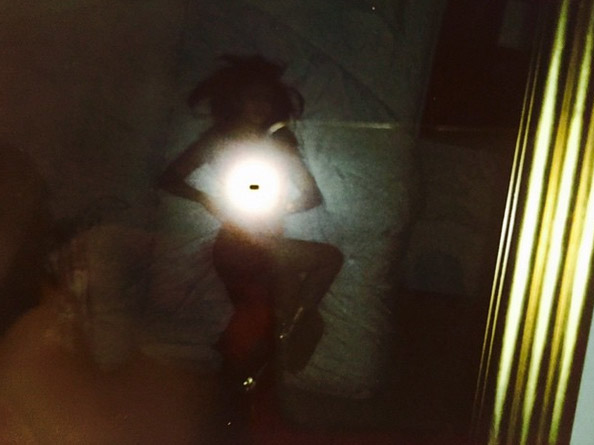 Ahora sí: Mira la foto que se tomó Selena Gómez acostadita en la cama ¡Ufff!