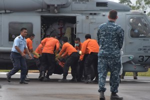 Han recuperado 34 cadáveres del avión de AirAsia