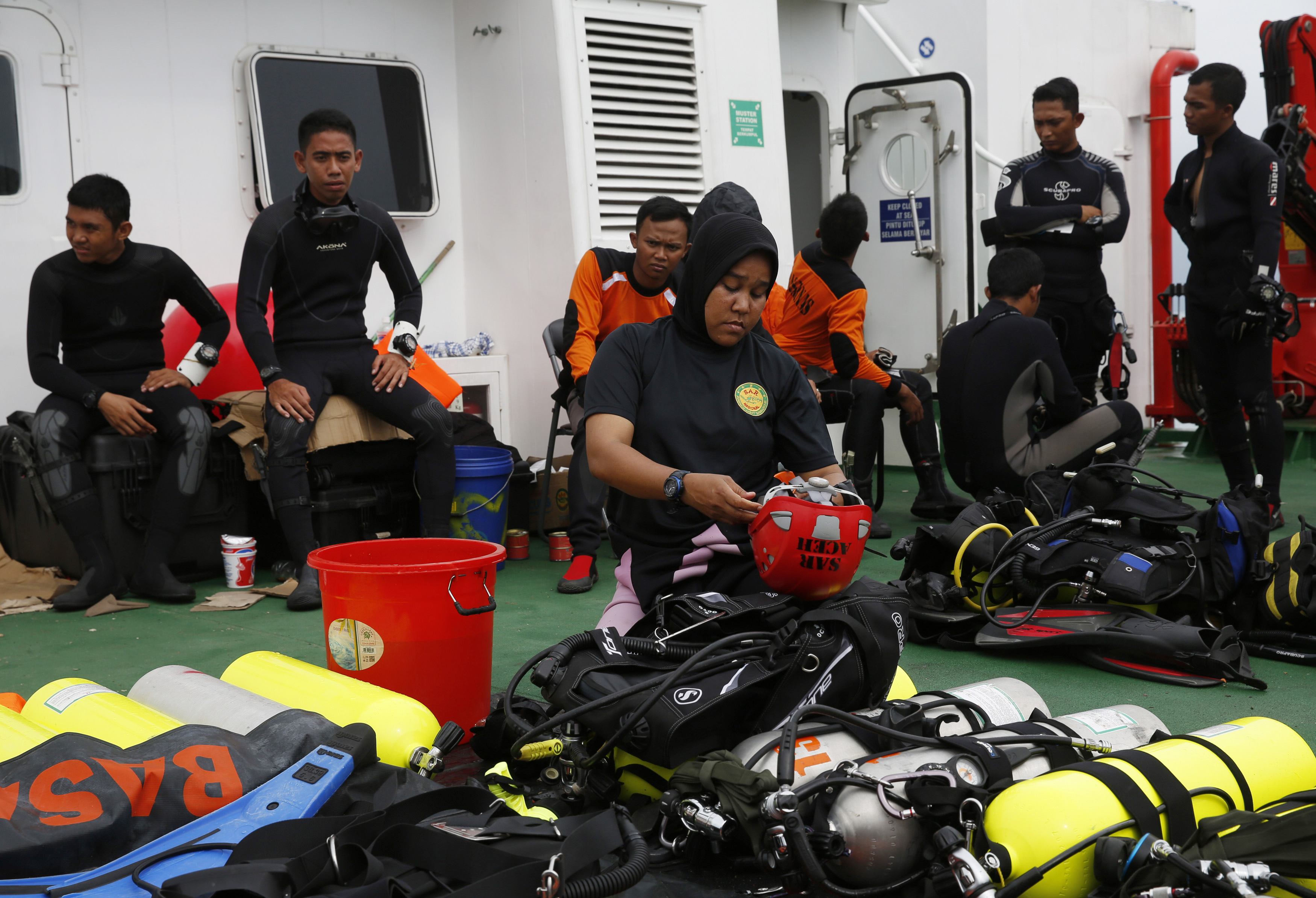 Clima frustra esfuerzos de buzos después de que se hallan más restos de avión AirAsia