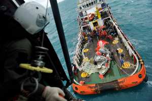 Buzos buscan cuerpos en fuselaje de avión de AirAsia que cayó al mar