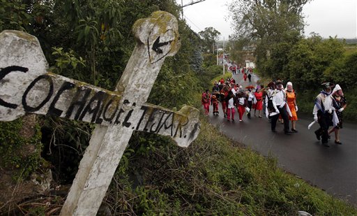 Los diablos toman un pueblo ecuatoriano bailando