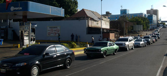 Van 4 días de colas por gasolina en Zulia