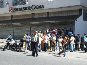 Excelsior Gama de Los Palos Grandes estuvo cerrado por exceso de clientes (Fotos)