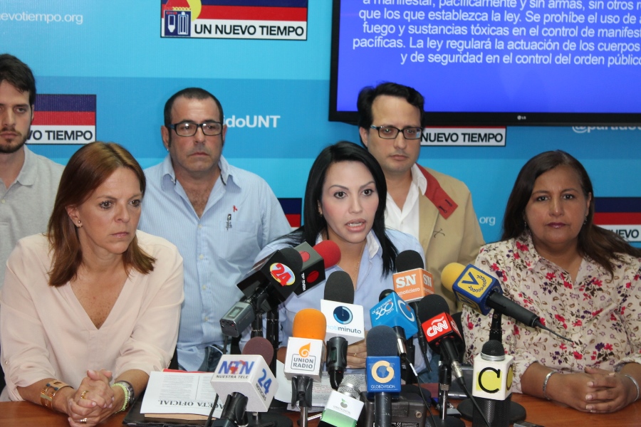 Delsa Solórzano: Padrino López legalizó la pena   de muerte en Venezuela