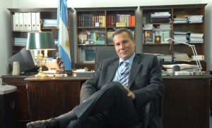 Continúa hipótesis de homicidio: Perito sostiene que alguien se lavó en baño de Nisman