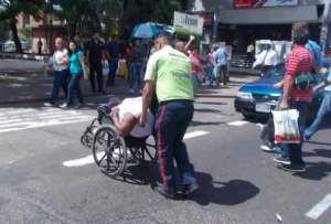 Mujer paró el tráfico para exigir que le dieran una silla de ruedas