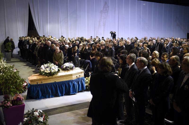 Con lágrimas, bromas y música despiden al director de “Charlie Hebdo” (Fotos)