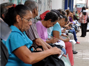 Adultos mayores no creen promesas del presidente Maduro