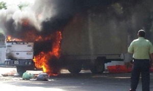 Encapuchados incendiaron un camión en Maracaibo (Fotos)