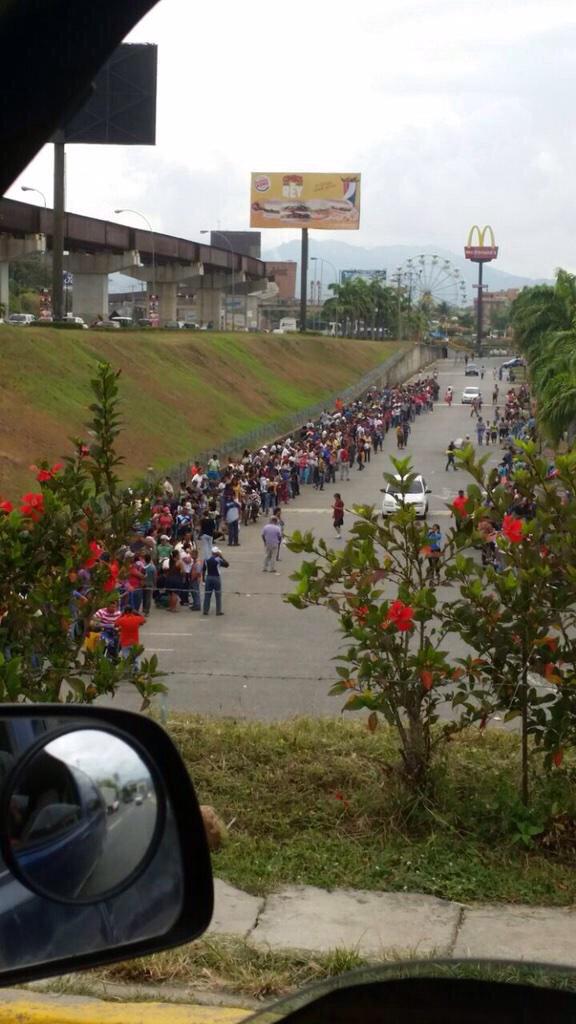 Largas colas en el Pdval de Guarenas (Foto)