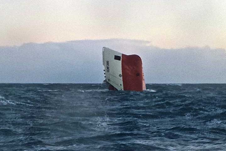 Dan por muertos a ocho tripulantes de un carguero naufragado en Escocia