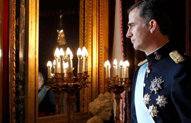 El rey de España posa en portada de revista gay