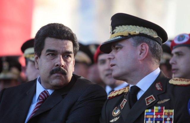El presidente de Venezuela, Nicolás Maduro, con el ministro de Defensa Vladimir Padrino (Foto EFE)