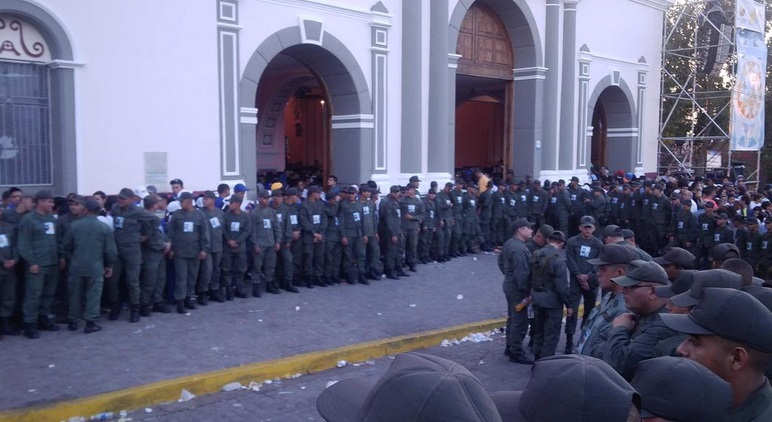 Excesiva presencia militar en la procesión de la Divina Pastora (Foto)