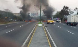 Manifestantes cierran el paso en autopista de Lara