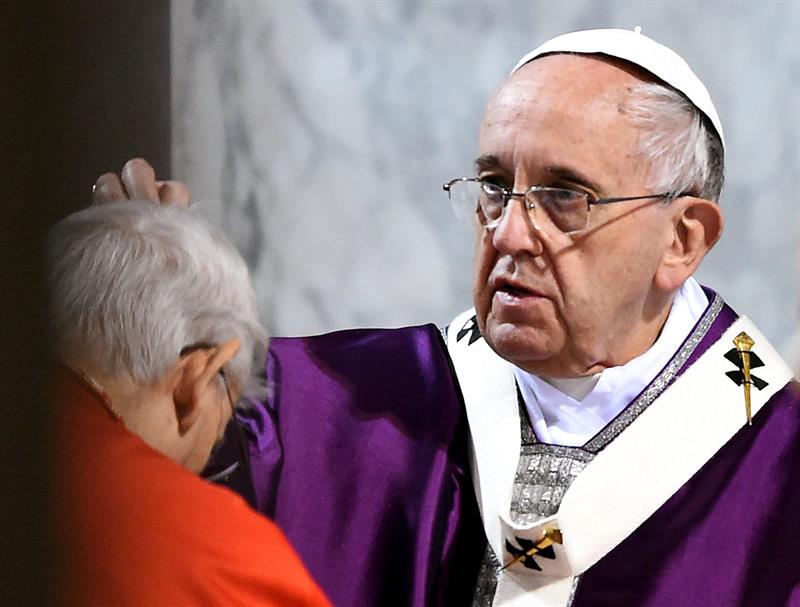 El Papa da comienzo a la Cuaresma con la imposición de la ceniza en Roma (Fotos)