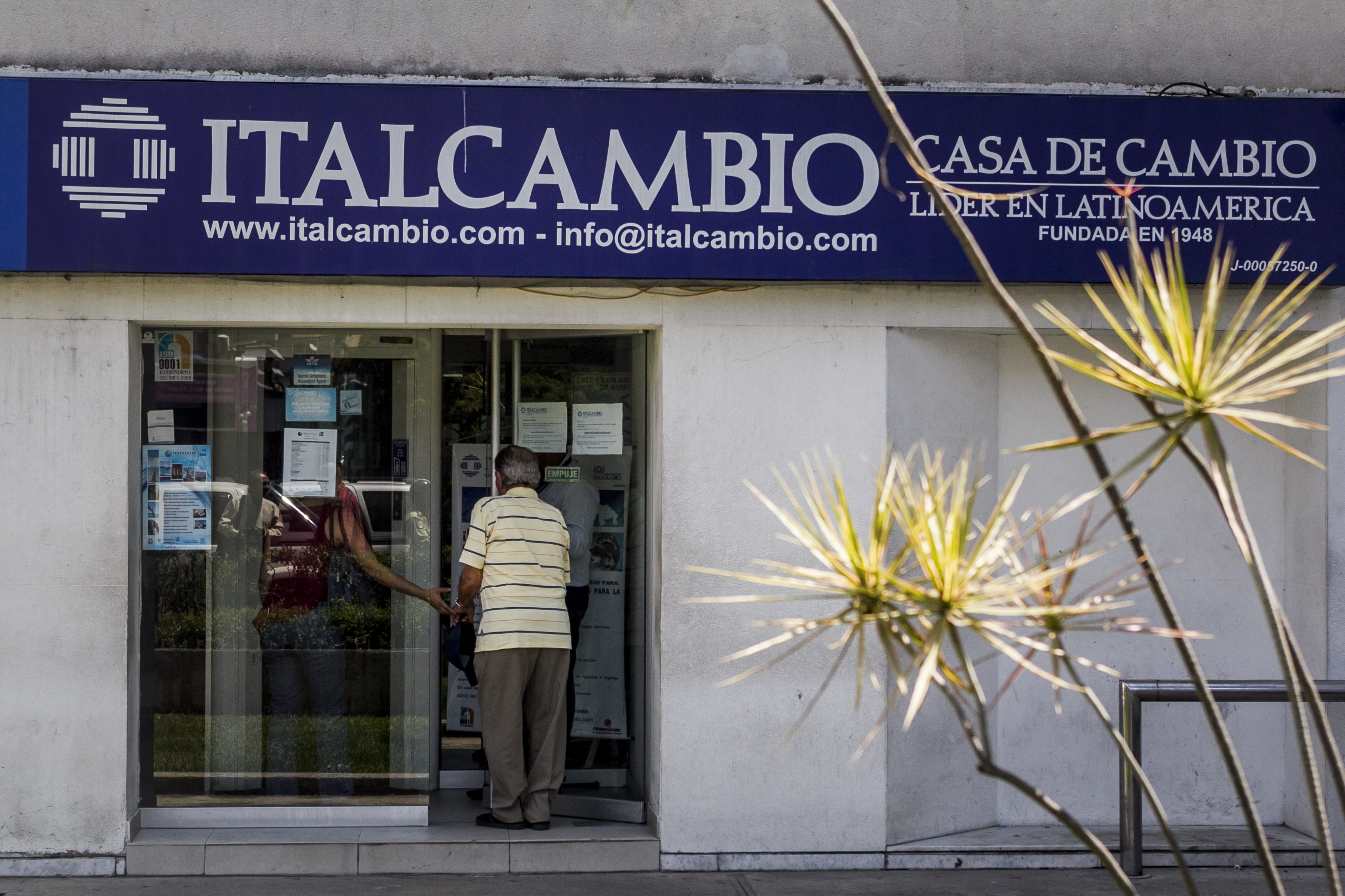 Gobierno bolivariano anuncia la apertura de 300 franquicias de casas de cambio