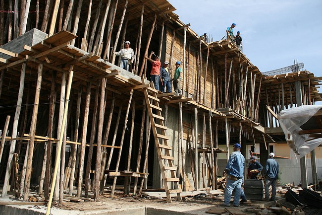 Sector construcción trabaja a media máquina