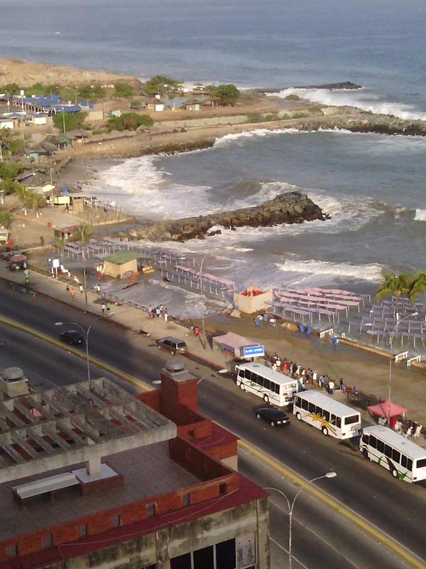 Mar de fondo obliga al desalojo de dos playas en Vargas (Fotos)