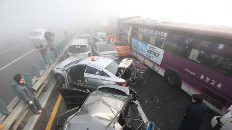 Impresionante choque entre más de 100 autos en Corea del Sur (Fotos)