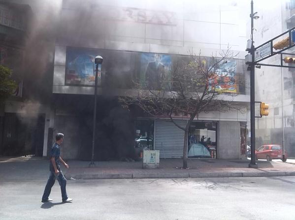 Se incendió alcantarilla al frente de Dorsay en Chacao (Fotos)