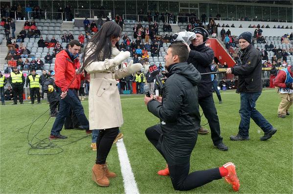Jugador de La Vinotino le propusó matrimonio a su novia antes de un partido (Fotos y video)
