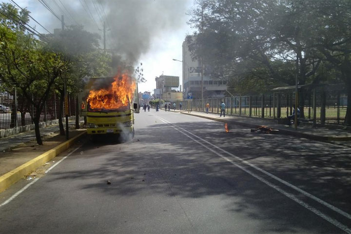 Queman camión en adyacencias a la facultad de Ingeniería de LUZ (Fotos)