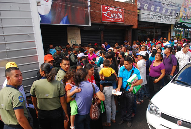 Consumidores buscan leche y papel higiénico como palito de romero