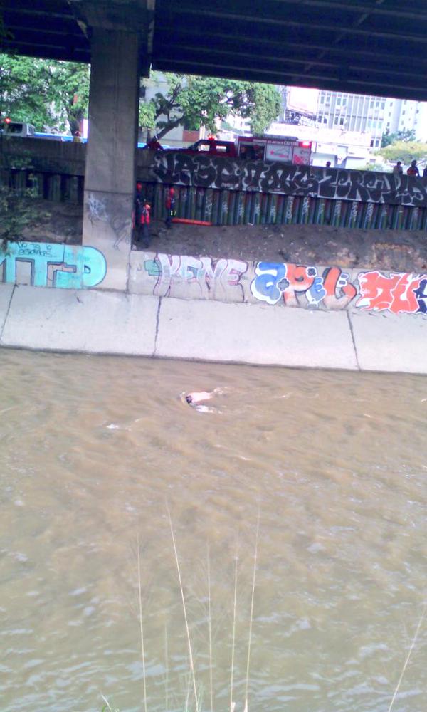 Hallan cadáver en el río Guaire a la altura de  Bello Monte (Fotos)